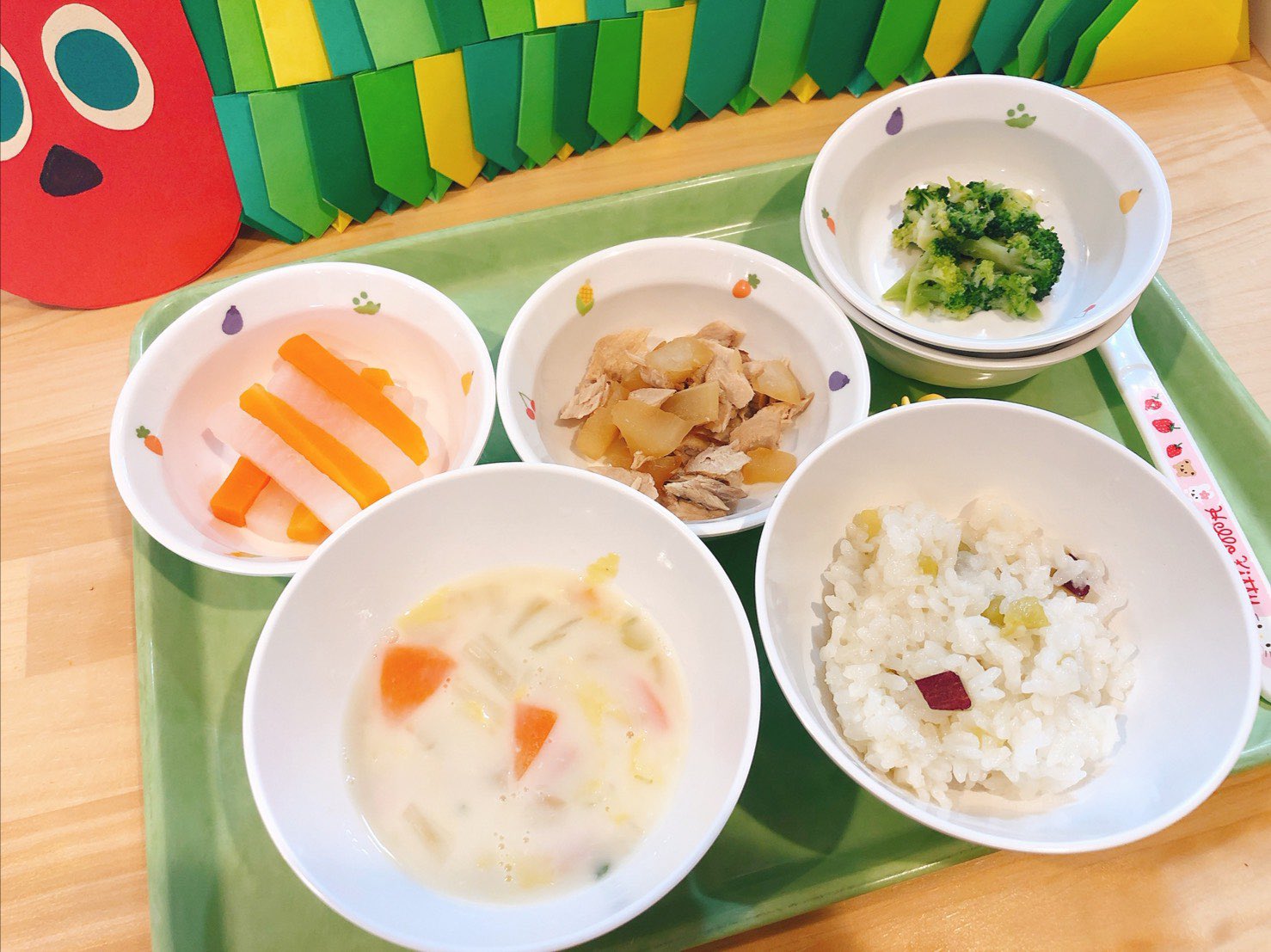 ふじさんbu Bu保育園 超公式 おてがる登園はじめました 本日のbu Bu給食 普通食 さつま芋ご飯 豆乳汁 ぶり大根 ブロッコリー の胡麻和え 離乳食 中期 七分粥 上澄スープ しらす和え ブロッコリー 塩和え みじん野菜 離乳食 完了期