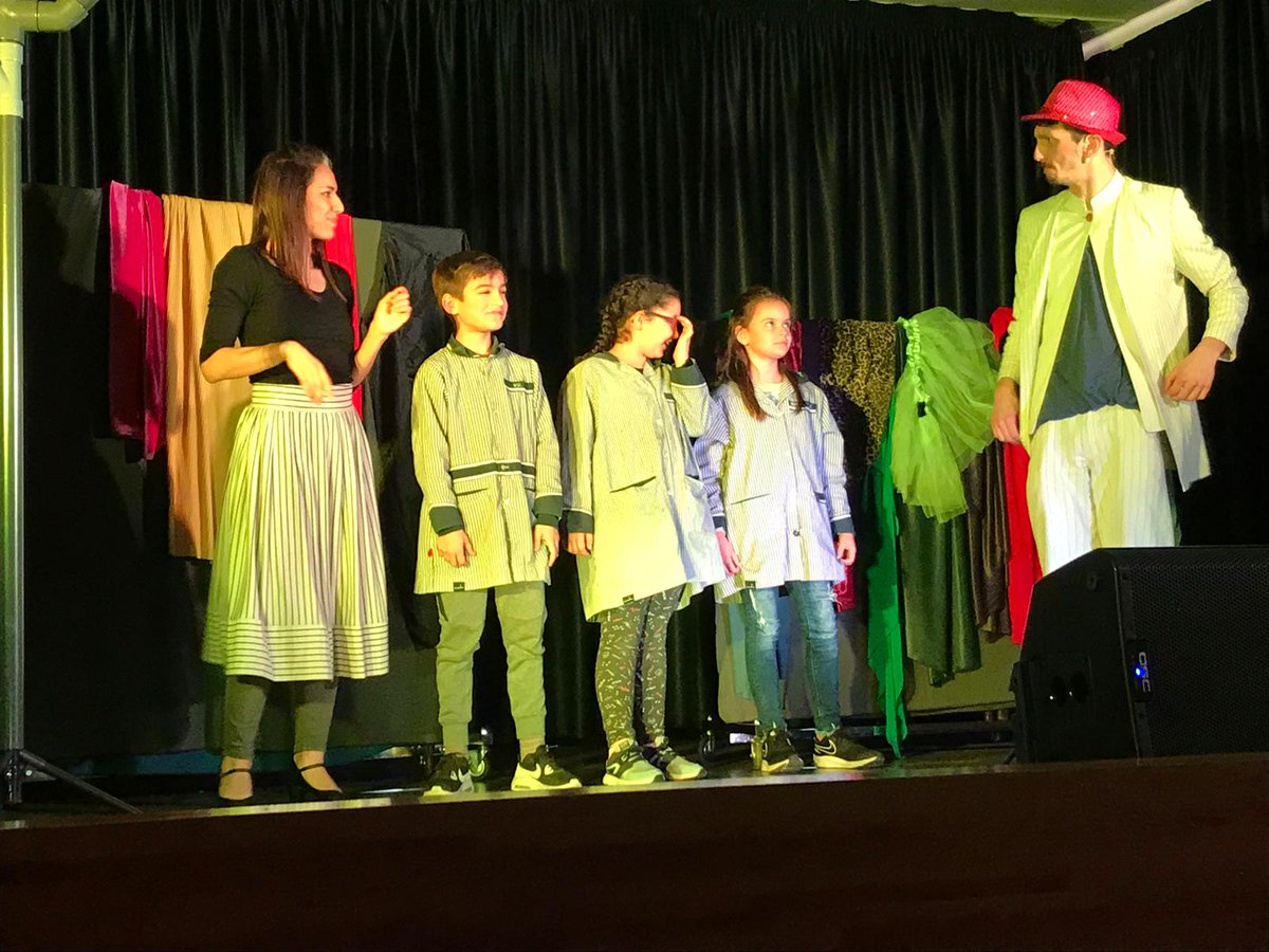 escolapiamataro's tweet photo. #PRIMÀRIA Aquest matí els alumnes de 3r i 4t hem anat a la sala d'actes a veure l'obra de teatre en anglès "Robin, princess of the Hoods". Many thanks to @jumpingducks for this great show! We had a great time!! #english #som3r #som4t https://t.co/VUJ4ZVXj6J
