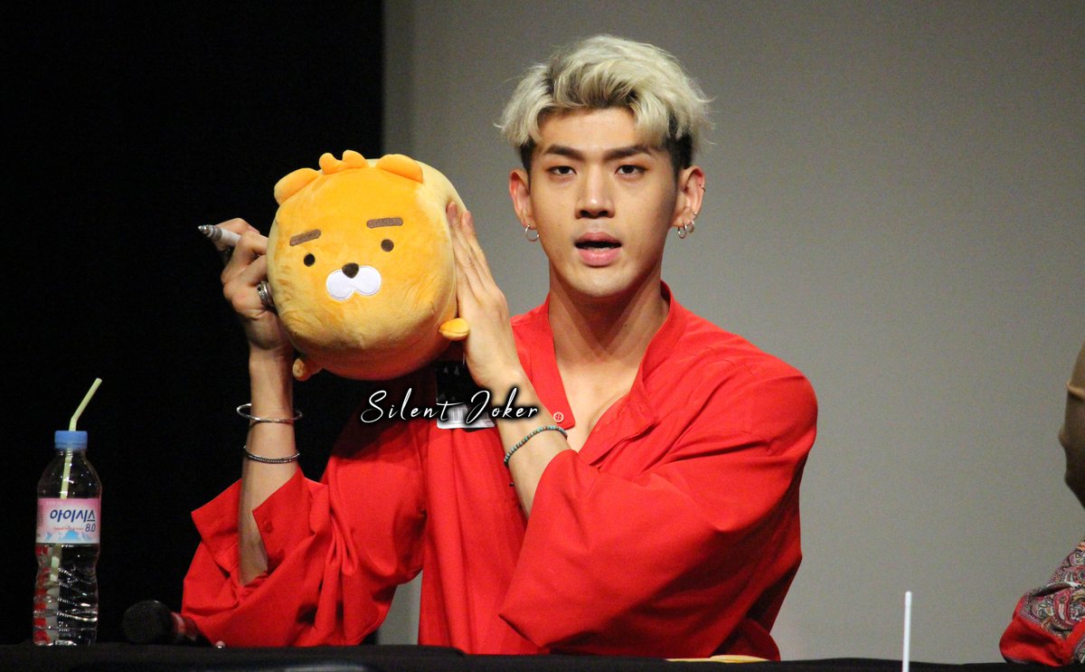 silentjoker19's tweet image. Long time no see🐻
#KARD #KARD_Bomb_Bomb #BombBomb #KARD_밤밤_Bomb_Bomb #카드 #BM #비엠