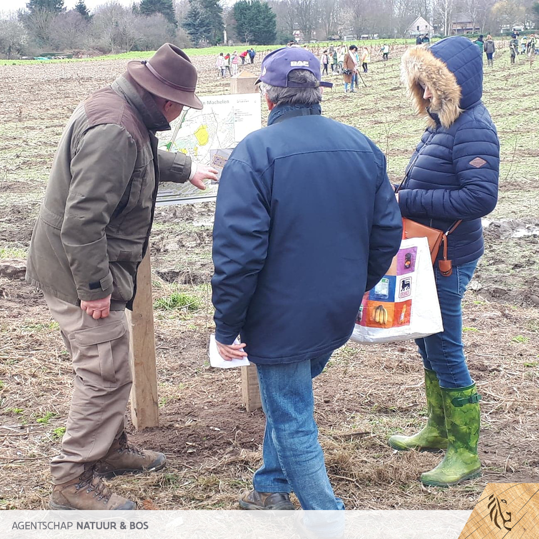 natuurenbos's tweet photo. De Machelse lagere scholen hebben gisteren mee boompjes geplant, onder het toeziende oog van de boswachter.
Lees het persbericht: https://t.co/LJxjfBLO8N
#machelen #groenerand #bosvanmorgen #deboswachters #brussel #bomenplanten #jonggeweld https://t.co/bUyomXJXK8