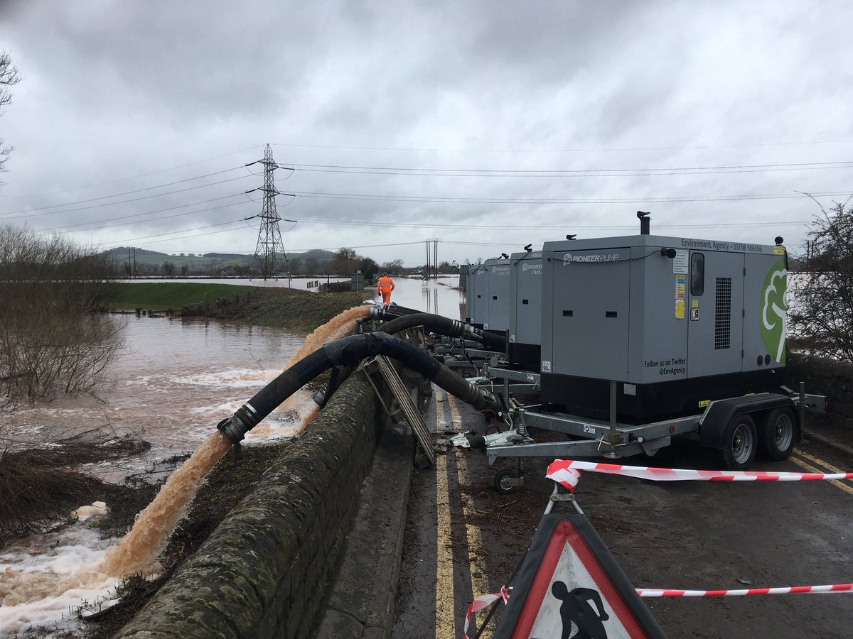 JamesRobertsEA's tweet photo. High volume pumps starting to reduce levels in #HamptonBishop, great work from #Herefordshire Field team. #floodaware #TeamEA https://t.co/2DccqDZbQA