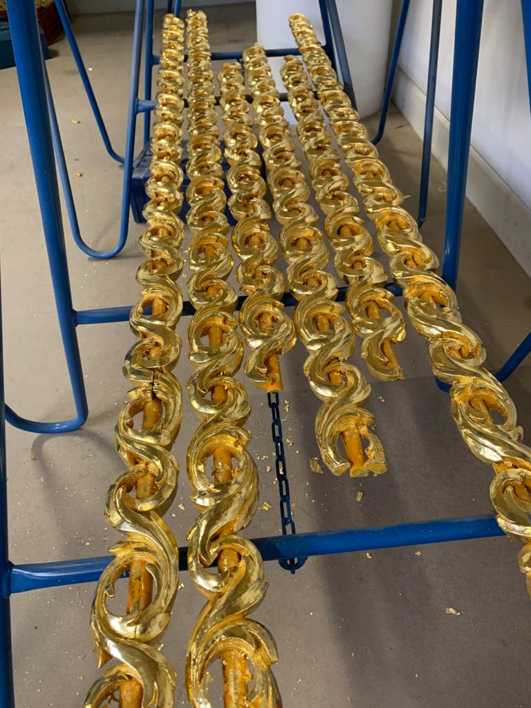 Stevenskerk's tweet photo. Volg de vergulding van het Königorgel 
Aflevering 5: Soms is alles goud wat er blinkt
Behalve op de steiger in de Stevenskerk wordt er ook ijverig met bladgoud gewerkt in het atelier van Wolters - Ovink. De verguldingsoperatie én steunactie is te volgen op https://t.co/NbigpT6pOq https://t.co/20AjYqLevA