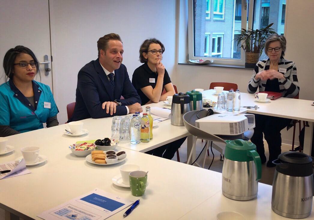 In <a href="/GemeenteUtrecht/">Gemeente Utrecht</a> hebben <a href="/ZilverenKruis/">Zilveren Kruis</a> en andere partners in de wijk van de wijkverpleging weer echt wíj́kverpleging gemaakt. Professionals weten elkaar makkelijk te vinden en de zorg wordt sneller en beter georganiseerd. Goed voorbeeld van #mindermarktmeersamenwerking