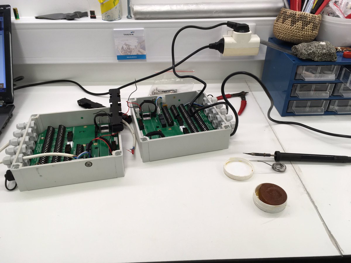 polar_zephyrus's tweet photo. No laboratório do @ceg_igot tentamos reparar alguns data loggers recolhidos na Antártida para futuras campanhas #permantar #polar2e https://t.co/85DP7l80Tm