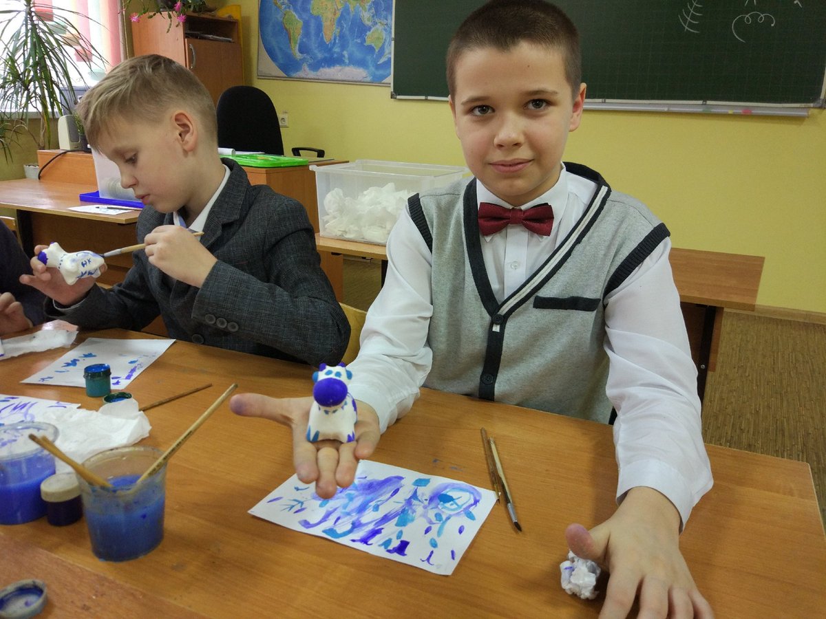 Научные сотрудники картинной галереи провели творческие занятия в гимназии № 3. Их участниками стали учащиеся 4-х классов #росписьвстилегжель #гжель #народныйпромысел #догадинка #искусство #астрахань #dogadinka #astrakhan