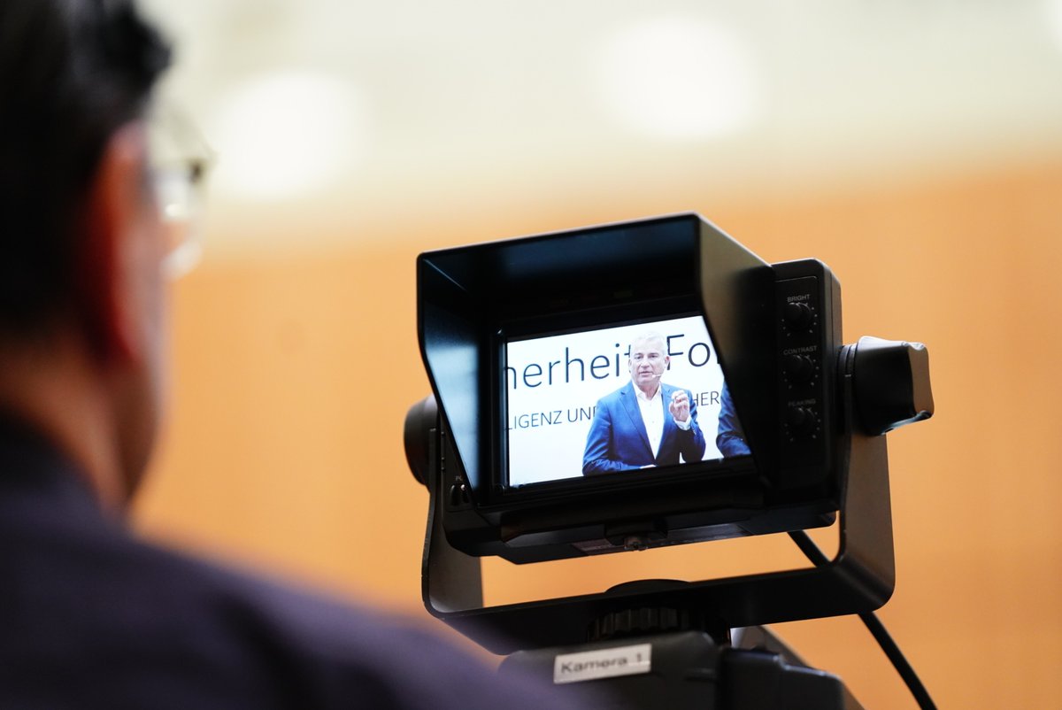 IMbawue's tweet image. Ein spannender Vormittag beim #CSF2020 liegt hinter uns. Vielen Dank an @LSMueller, Prof. Dr. habil. Koehler @DFKI, Prof. Dr. Dreo Rodosek @FI_CODE, Herrn Streibich @acatech_de &amp;amp; Min. #Strobl für eine großartige Diskussion! Der Nachmittag im #Livestream▶️cybersicherheitsforum-bw.de