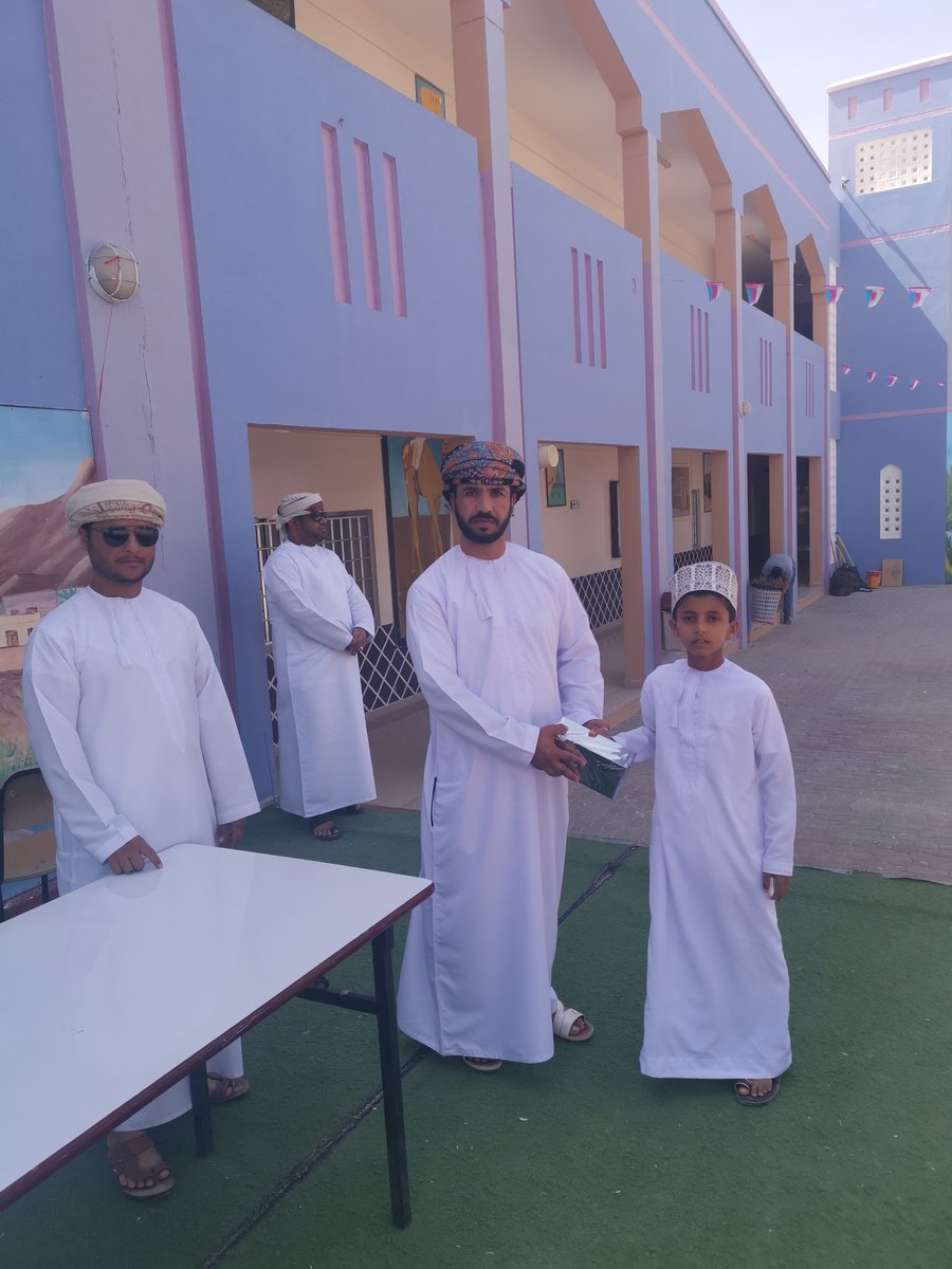 كرم أ. الفاضل على السنيدي الطلاب المتفوقين بمادة الرياضات، نظير جهودهم وتفوقهم الملحوظ بالمادة
تمنياتنا للجميع بالنجاح والتفوق