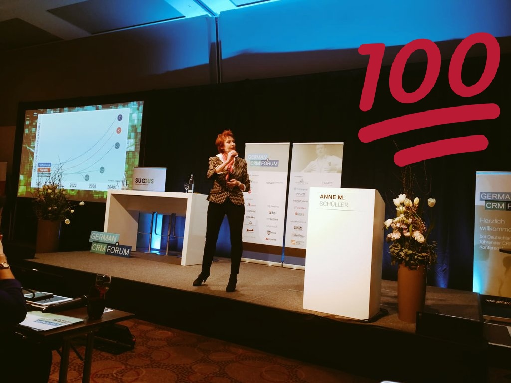 Ein Jubiläum muss auch richtig gefeiert werden! Nach einer langen Party-Nacht beginnt der 2. Tag des 10. #GermanCRMForum mit einer Keynote von <a href="/anneschueller/">Anne M. Schüller</a> und dem Thema was #customercentricity heute wirklich bedeutet. #crm #CustomerExperience