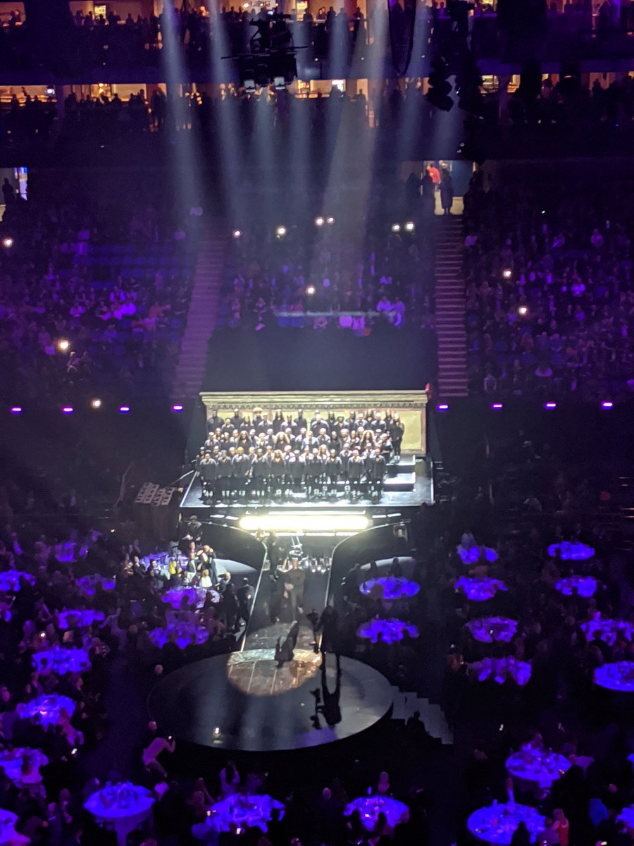 NatalieMTravel's tweet photo. Had the most amazing night at the Brit Awards last night. Thank you so much @SeaWorld for having us! #BRITsAT40 @laurafrench121 https://t.co/2d5vWS7IcX