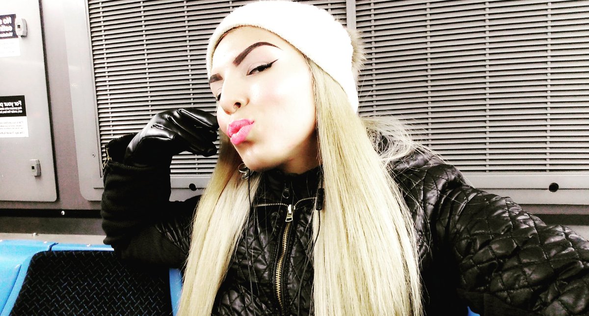 CHICAGO GIRL, RIDING the CTA🚌