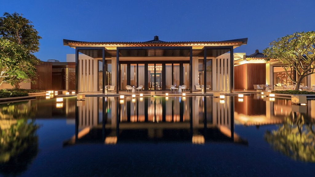 HwebMedia's tweet photo. Capella Sanya💫
It was designed by Jean-Michel #Gathy and Bill #Bensley and located at Haitang Bay~🪐
Everyone who stay here will take photos like STars!
#Photogram #Hotel #China #designer https://t.co/1cgs7QkDdL