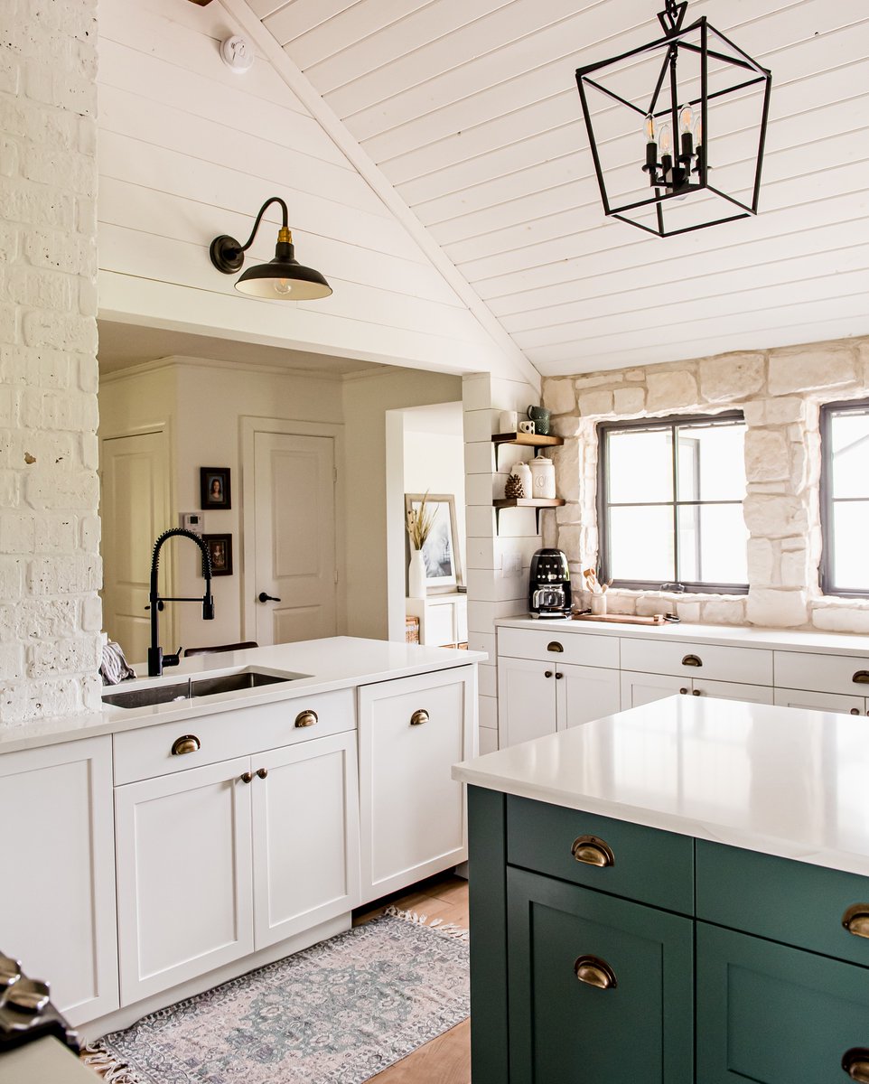 Shiplap ceilings, white cabinets and bright stone accents take #WhiteBeyondWinter in this stunning space. 

Pictured: Casa Blanca RoughCut® bit.ly/38YUJAz
#BoralByDesign #BoralNorthAmerica