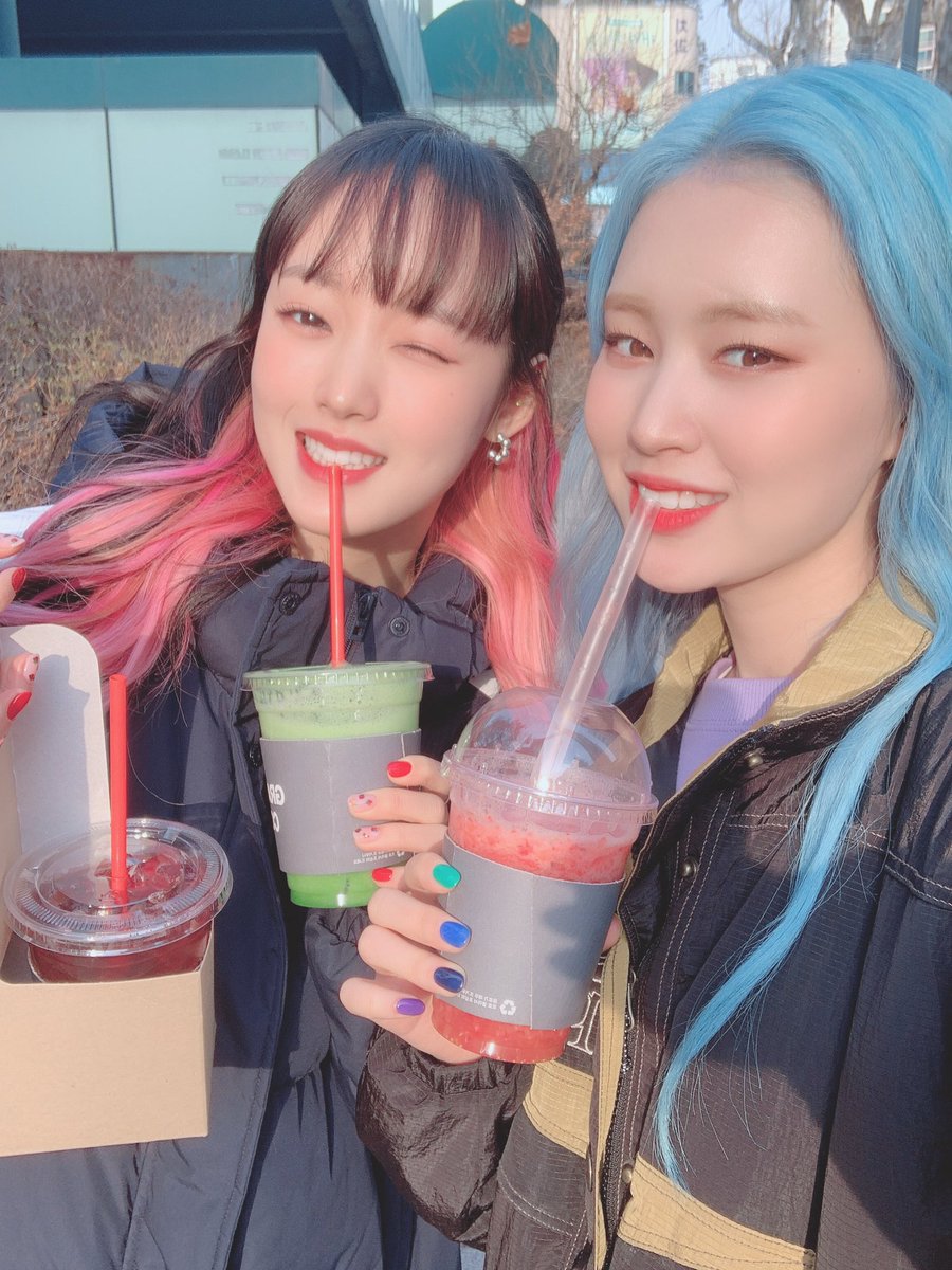 WekiMeki's tweet photo. 오늘의 음메추!!
세이의 파인케일
엘리의 딸기쥬스
도댕의 라즈베리아이스티
#골라골라 #저녁먹고 #음료먹어요 #🤗🦊 https://t.co/46gQuyGk49