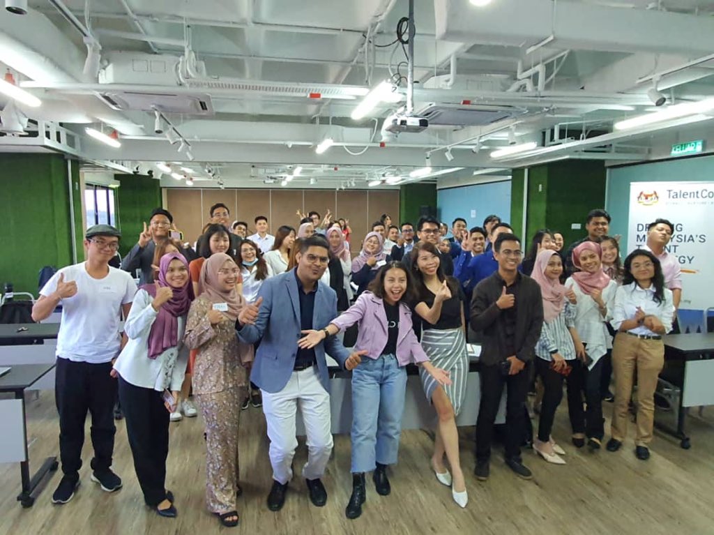 TalentCorpMsia's tweet photo. Thatโs a wrap for our second session of the #SemesterBreakProgramme. Thank you to all the speakers from @ShopeeMY, @LinkedIn and @zaloraMY for sharing insights and different perspectives of the #ECommerce and #DigitalMarketing industry in Msia.
#SBP2020 https://t.co/TZtIQuA4HF