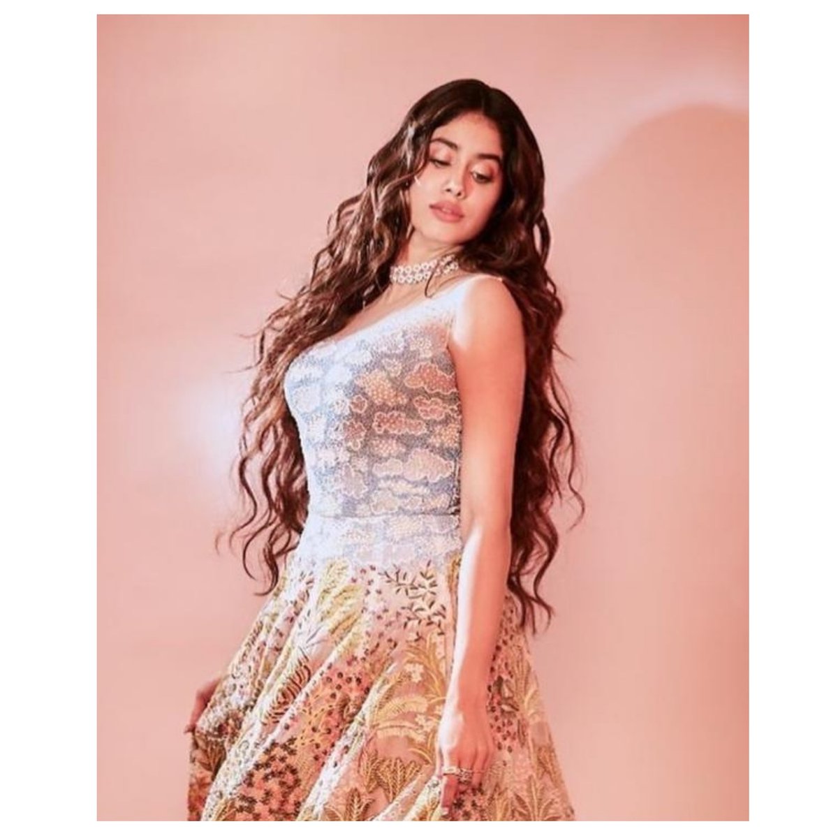 RealFirstBuzz's tweet image. Two words for this hairdo: striking and splendid 🖤
AmitThakur26 for #JanhviKapoor
The ravishing waves with that alluring length and the comely texture is beauteous💁‍♀

#WavyHairTutorial #HairTips #Strut24x7  - Team FirstBuzz #RealFirstBuzz #FirstBuzz …