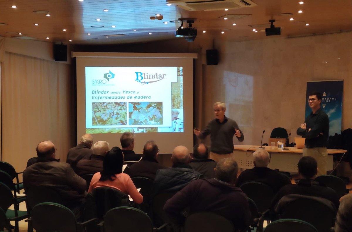 isagro_es's tweet photo. Jornada de presentación de los resultados de #Blindar en #Pinoso junto con nuestro distribuidor Julián Pérez. Muchas gracias a todos por vuestra asistencia. #ISAGRO #viñedo https://t.co/SGfaUJcOsi