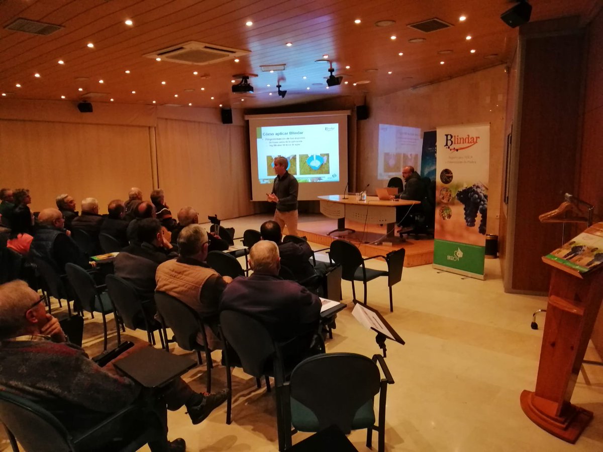 isagro_es's tweet photo. Jornada de presentación de los resultados de #Blindar en #Pinoso junto con nuestro distribuidor Julián Pérez. Muchas gracias a todos por vuestra asistencia. #ISAGRO #viñedo https://t.co/SGfaUJcOsi