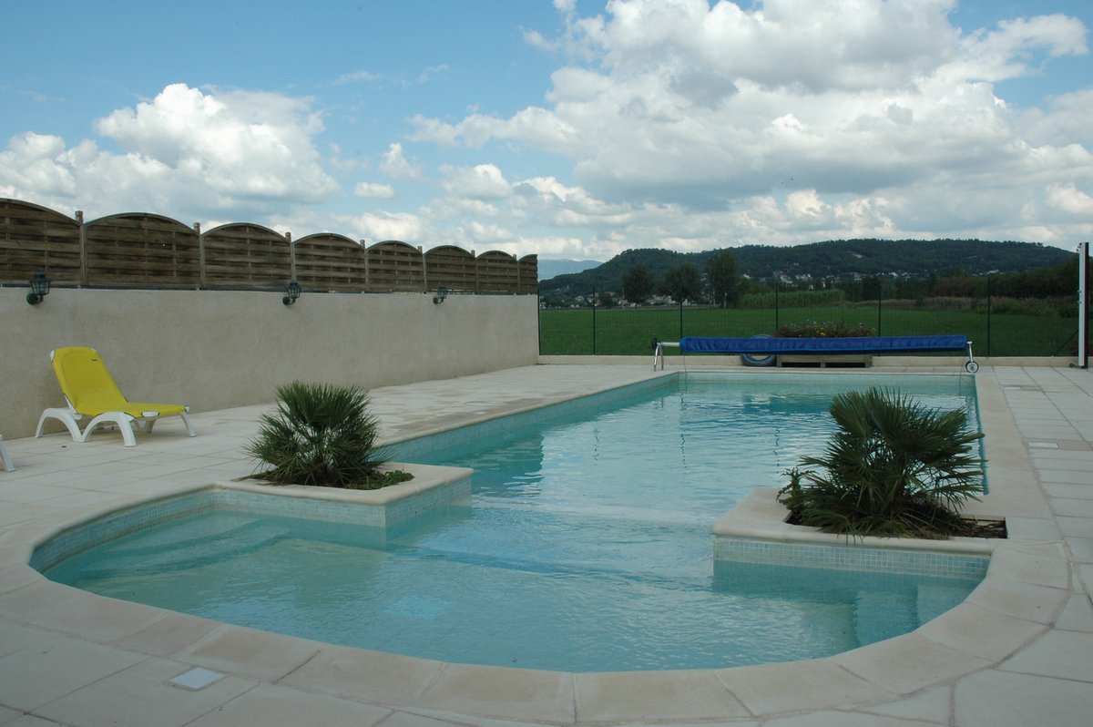 JBRoyere's tweet photo. Amis followers qui veulent passer des vacances en Provence, je loue une ferme de 200m² avec piscine, pour 8 personnes.
Merci beaucoup de RT 😃
#locationsdevacances #Luberon #Provence https://t.co/OpdJmkQ60Z