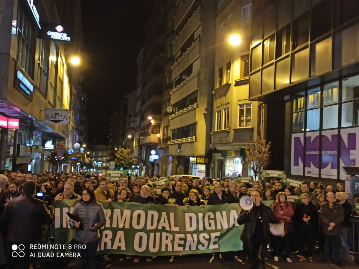ComundaEsquerda's tweet photo. 🚝A cidadanía ourensá deu onte un novo exemplo de dignidade na mobilización por unha estación intermodal digna para a cidade. 

⏳Aínda estamos a tempo de rectificar, non deixemos pasar a oportunidade de ter un proxecto que aposte pola rexeneración urbana! https://t.co/mdklmHj2Md