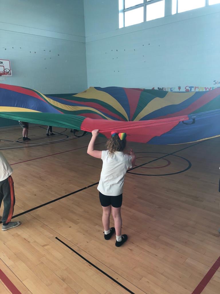 P3 will also be working with City of Glasgow students. They worked on ball skills and had great fun with the parachute.