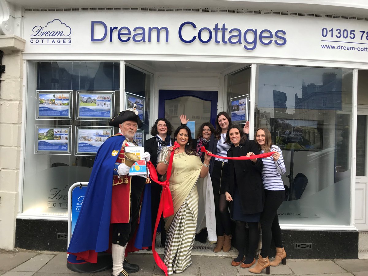 We had a fantastic time on Friday for the launch of the Dream Cottages Swanage office! Huge thanks to @sarahcurryqueen for cutting the red ribbon! Visit Alison today for expert advice on holiday letting your property.

#swanage #dorset #dreamcottages #dorsetholidaycottages