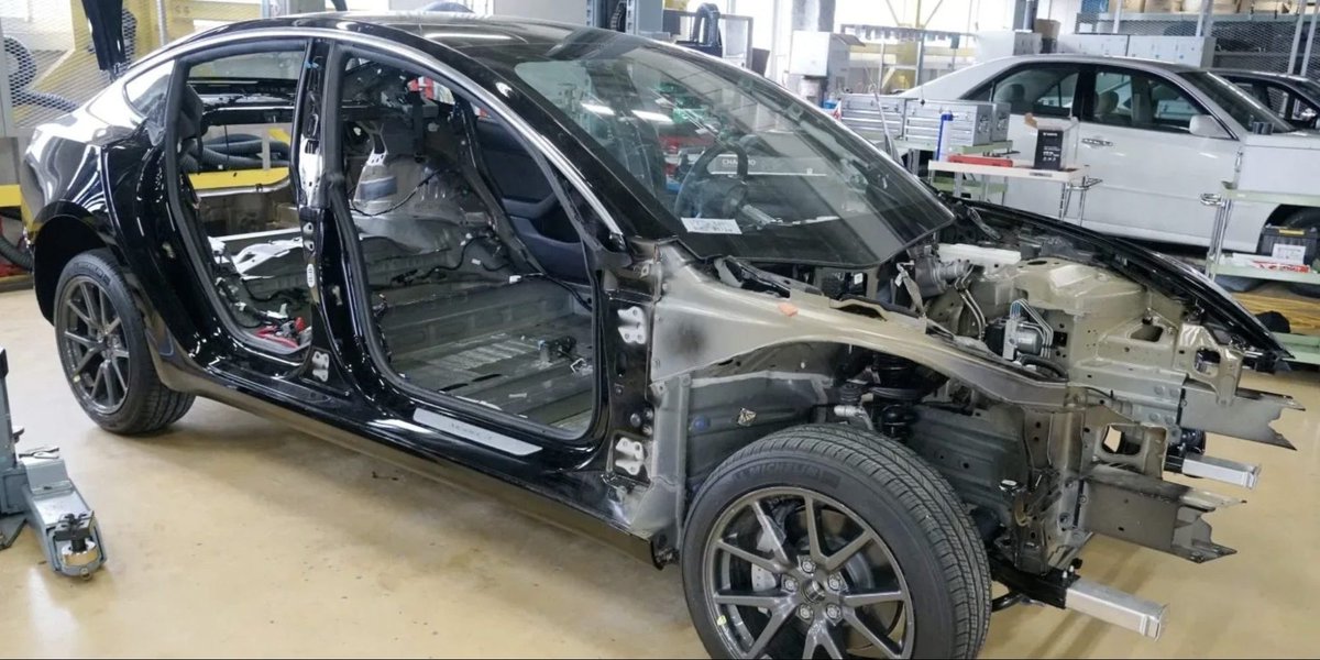 GizmodoES's tweet photo. Desmontan un Tesla Model 3, y los resultados no van a gustar a Volkswagen y el resto de fabricantes https://t.co/paqGQyTG6k https://t.co/buFtVNw7JV