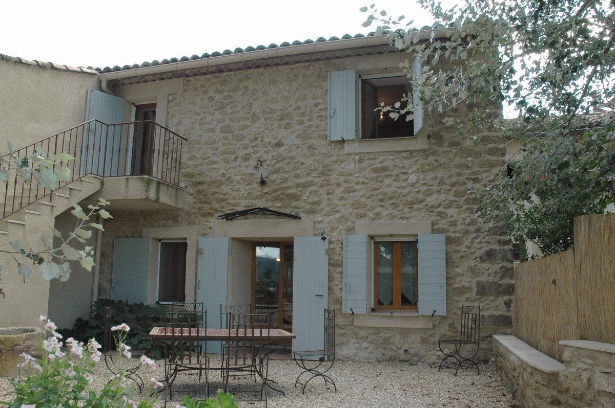 JBRoyere's tweet photo. Amis followers qui veulent passer des vacances en Provence, je loue une ferme de 200m² avec piscine, pour 8 personnes.
Merci beaucoup de RT 😃
#locationsdevacances #Luberon #Provence https://t.co/OpdJmkQ60Z