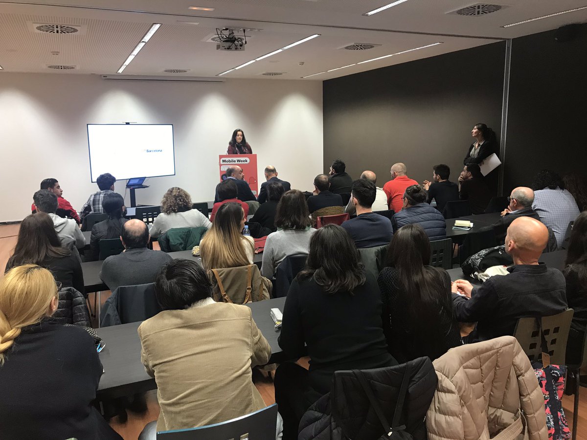 eduardvicentep's tweet photo. Gràcies a @RosaParadell @i2CAT per presentar-nos les possibilitats de la tecnologia 5G en el marc de la Mobile Week #MweekReus #MweekCat20 @TICSud @firaReus @RedessaReus https://t.co/prDo4594j7
