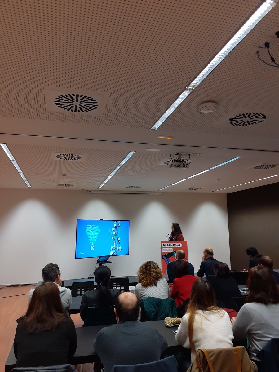 firaReusEvents's tweet photo. 🔹️ @RosaParadell , Directora de Desenvolupament de Negocis a la fundació @i2CAT , obre la Mobile Week a l'edifici del Tecnoparc amb la conferència 'L'impacte del 5G a les ciutats' 

#mWeekReus #mWeek #mWeekCat20 https://t.co/hfm924hcaT
