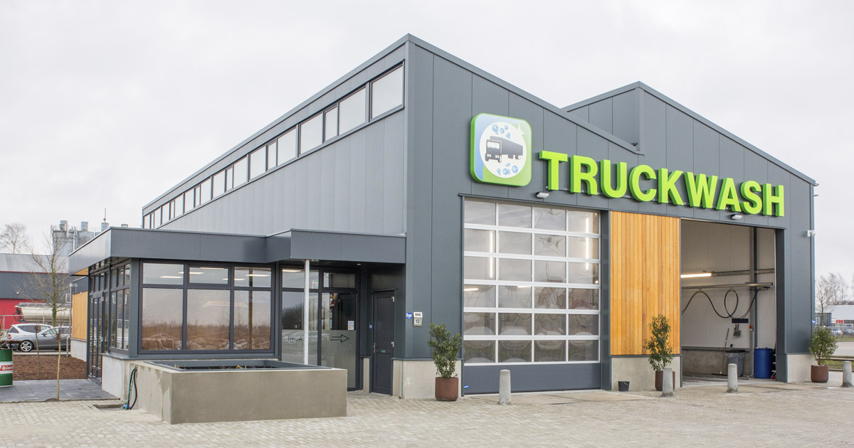 Bouwimpex's tweet photo. Bouwimpex heeft voor de nieuwe Truckwash in Gieten diverse Bouwplast kunststof kozijnen en deuren op maat geleverd. In projectkleur, met inbraakwerend beslag, maximale lichtopbrengst en comfortabel binnenklimaat. Bekijk hier het volledige fotoreportage. https://t.co/lswFGK4g00 https://t.co/M4qAyDC7UP