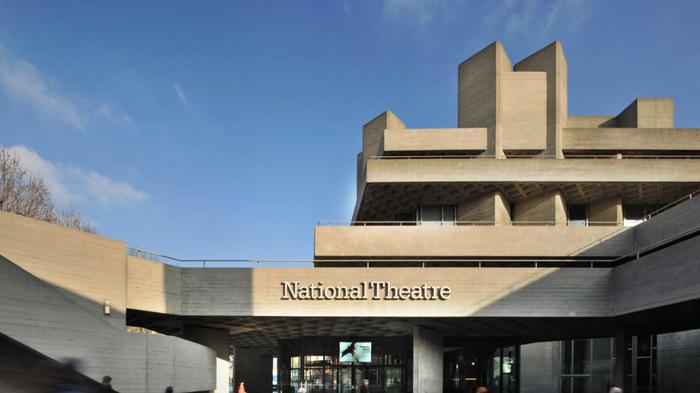 southbanklondon's tweet photo. #WednesdayWisdom 

The roof of the @NationalTheatre is home to approximately 60,000 bees; they keep bee hives on their roof to promote the declining bee population and to forage in the abundant gardens and parks up to three miles away. https://t.co/aJl9OSWzln