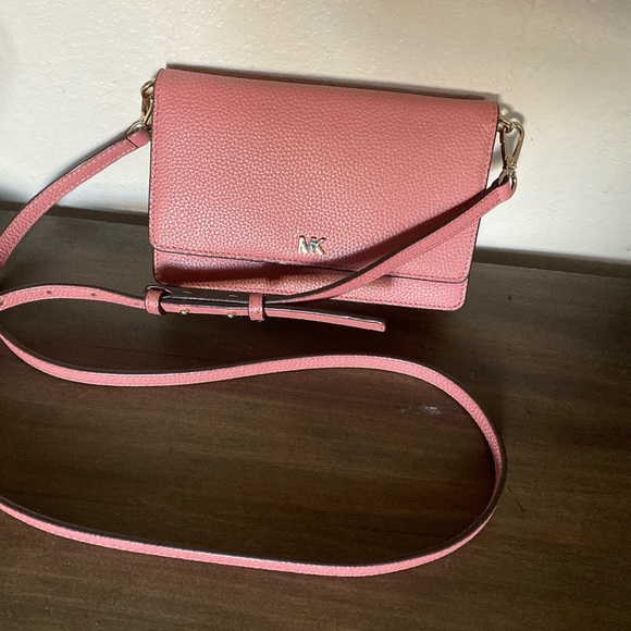 kellsimmons's tweet photo. So good I had to share! Check out all the items I'm loving on @Poshmarkapp #poshmark #fashion #style #shopmycloset #michaelkors #mudd #katespade: https://t.co/8x5JQxw0TE https://t.co/PcF1rmwYD2