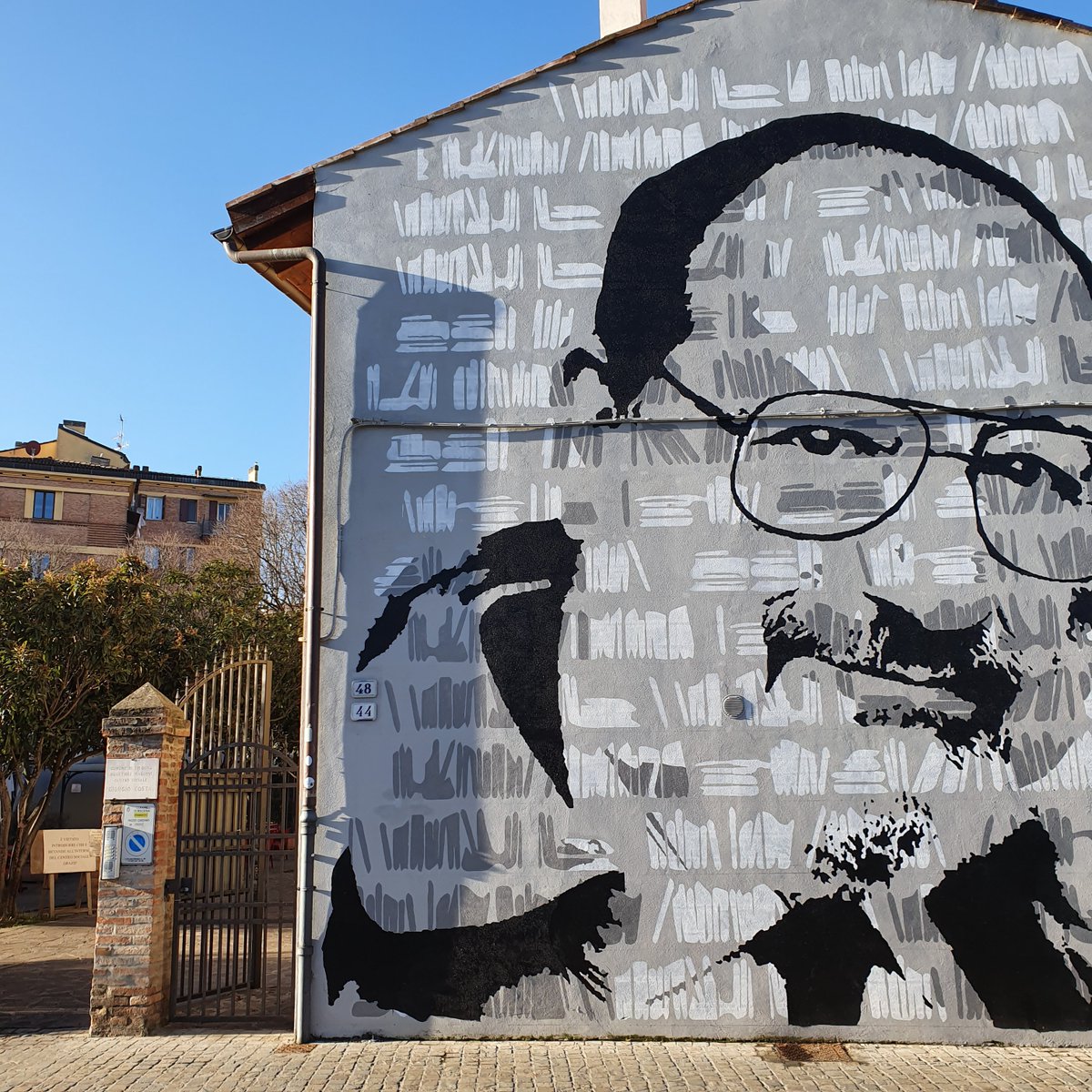 Unibo's tweet photo. In ricordo di Umberto Eco (5/1/1932 - 19/2/2016), professore e Maestro. Il murale che lo ritrae è in via Azzo Gardino a Bologna, la stessa via dove si trova anche il FILCOM, Dipartimento di Filosofia e Comunicazione dell’Unibo.

#Unibo | #UmbertoEco https://t.co/ZPCwuTumrg