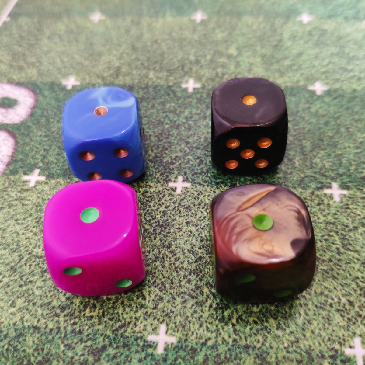 jesusbelzunce's tweet photo. Hoy juego mi segundo partido de la Choco League contra los Bretones, anoche saqué los dados para quitarle toda la fuerza a los jodidos números 1 🎲🎲🎲🎲 #BloodBowl #ChocoLeague @m_hexagonadas https://t.co/jgiCtSVZdd