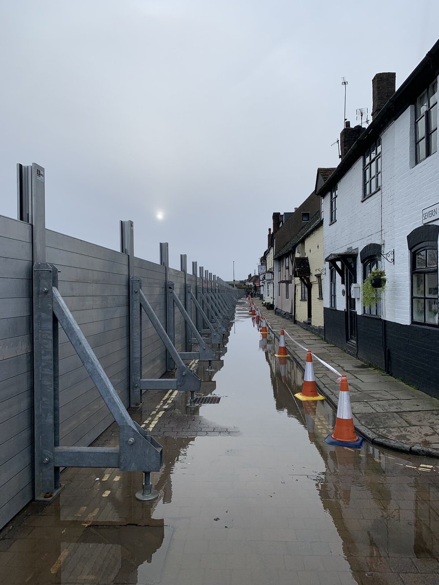 IanJonesEA's tweet image. In #Bewdley this morning. It’s difficult to see my home town hunkered down while the #Severn peak passes through, but I’m beyond proud of the work my colleagues have done to ensure it’s so well prepared #TeamEA