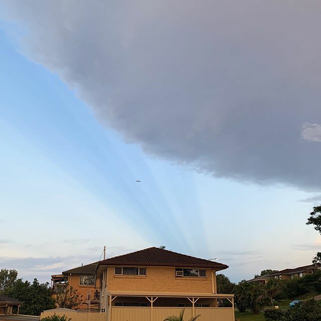 smpaskin's tweet photo. Hopeful that this big cloud and the rumbling thunder bring some rain to help cool us down after a hot and humid day! https://t.co/fCpF5p3hQ8 https://t.co/viAwCxStIS