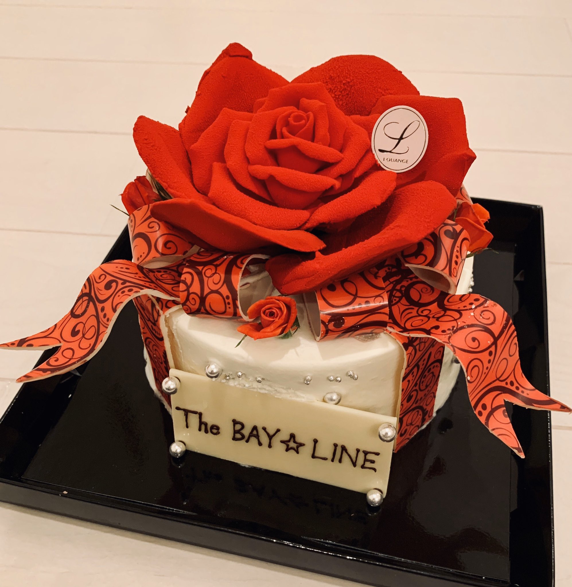 The Bay Line Bayfm Bayline ラジオなのにフォトバトル 今回の写真テーマは スイーツ 山寺さん作品 ルワンジュ東京の Amour チョコレートのバラでデコレートされた最高級ショートケーキ ロビンさん作品 バニラチーズケーキ With