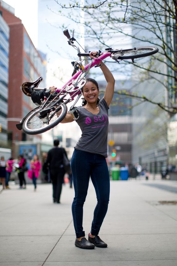 Celebra la bici todos los días. #Lamaquinadehacersonrisas