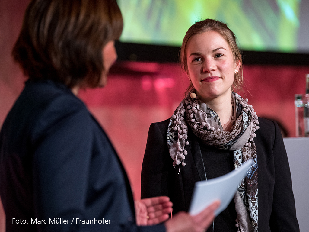 FraunhoferIZI's tweet photo. Wir gratulieren unserer Kollegin Dr. Lea Bayer zum 2. Hugo-Geiger-Preis. Sie wurde im Rahmen des #Fraunhofer-Symposium #Netzwert 2020 für ihre herausragende Promotion zum Thema #RSV-#Impfstoffentwicklung ausgezeichnet. https://t.co/qnY11Zp4IT https://t.co/KB4dHFHIQm