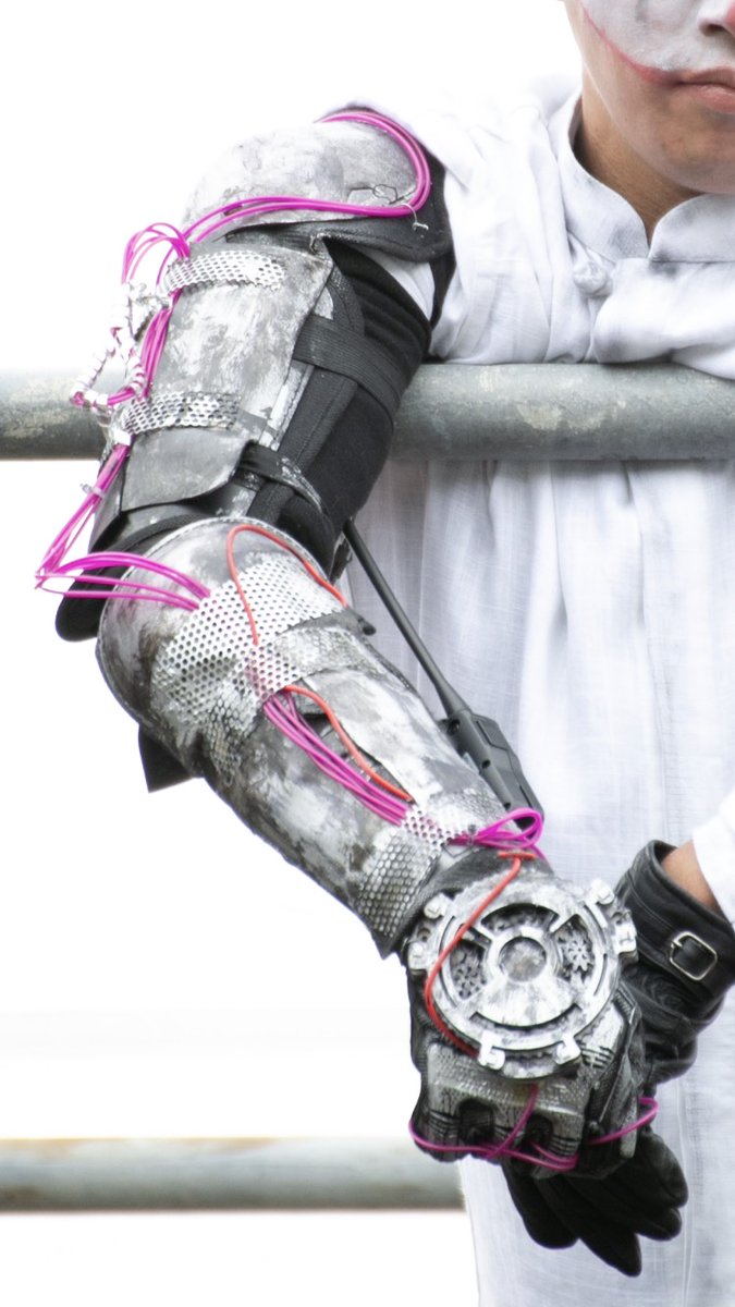 CyberboltSG's tweet photo. 【サイバーパンクのスタイリング③】
だがサイバーパンクはきれいなだけじゃない！
次に紹介するのはボロボロ系だ！
サイバーパンクに暴力はつきもの！そんな中で生きてればまともな修理ができない状況にもなるだろう！
混沌とした世界での生き様が現れるスタイルだ！

#サイバーボルト
#CBSG https://t.co/CaYLTqwT0Z