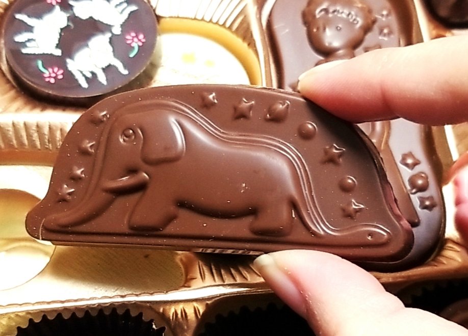 バレンタインに買った星の王子さまチョコを開封～!いやぁかわいい……象をのみこんだウワバミのチョコ入ってるの最高。 