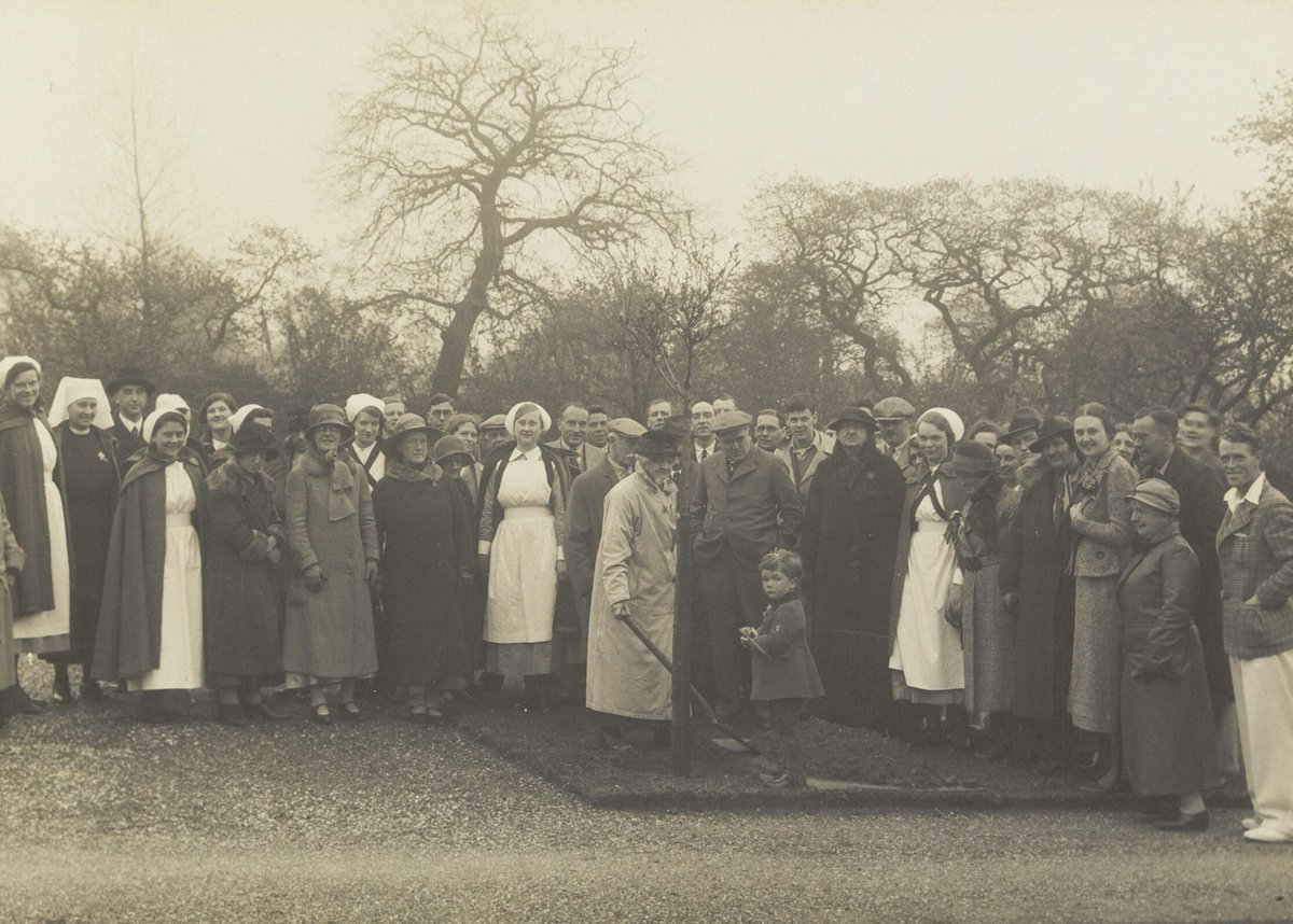 UoYBorthwick's tweet photo. It's National #LongevityDay! This photograph from the 1930s shows Miss Fanny Shackleton, the oldest inhabitant of @TheRetreatYork, planting a tree along with the hospital's youngest inhabitant.
Fanny was admitted at 24, and lived to the venerable age of 88.
📷: RET/1/8/7/18/2 https://t.co/97sqfjhHdX