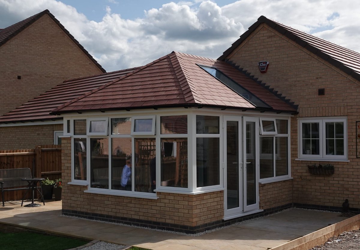 SupaLiteRoofs's tweet photo. Our #SkyVista glazing feature on this roof conversion ✨
A customer favourite ✅
🔸 Self Cleaning
🔸Effective solar control
🔸Excellent U-value properties
This extension has been finished with some #TapcoTiles in the shade brick red 🏡
#SupaLite #HomeDesign #Roofing #Roof #Home https://t.co/fOBNFAvmyW