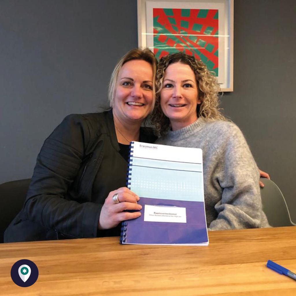 Onze collega Hannelore tekende gisteren de samenwerkingsovereenkomst tijdens haar afspraak met Judith Steegmans van het Erasmus. 🖋️ 😁