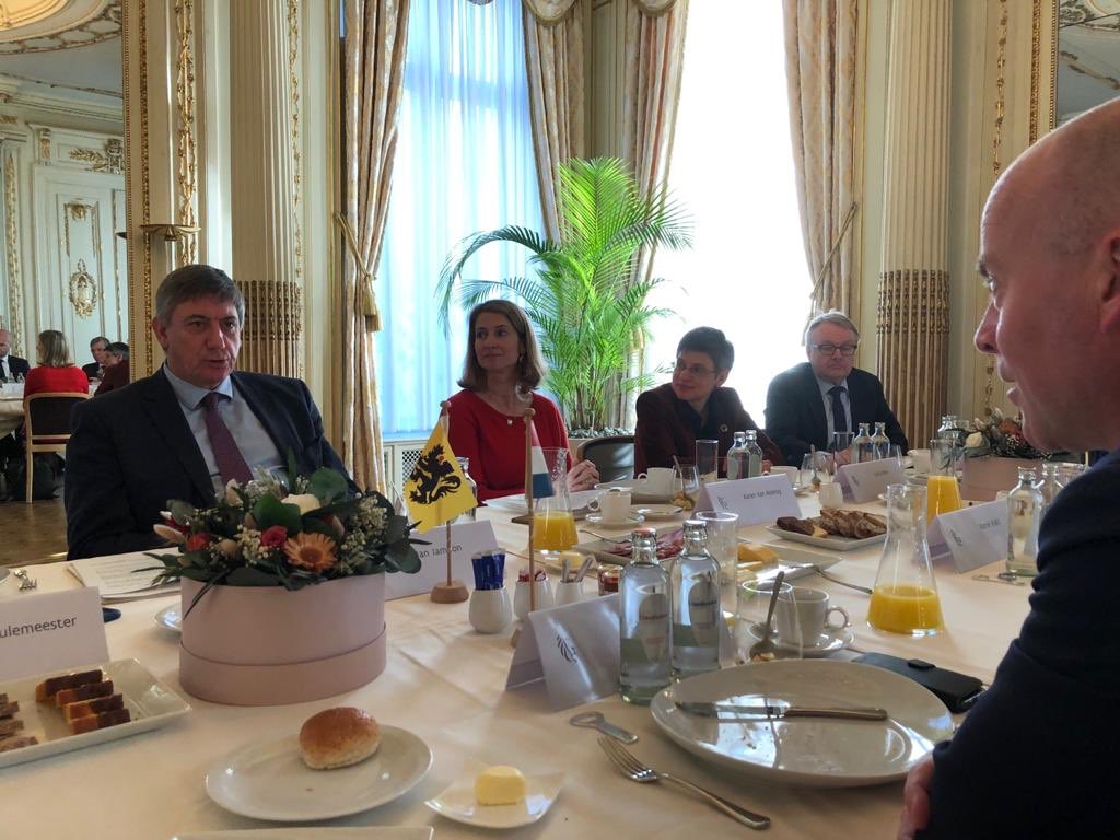 NLinBE's tweet photo. 🤝🥐 Vanochtend ontbeten Vlaams MP @JanJambon en 🇳🇱 Minister @RaymondKnops samen in #Brussel. Zij blikten vooruit op de VL-NL top. Staatsraad Piet Hein Donner en gouverneur Cathy Berx schoven aan om te spreken over de aanpak van grensbelemmeringen.

#buren #gros https://t.co/pq7TIw5ARF