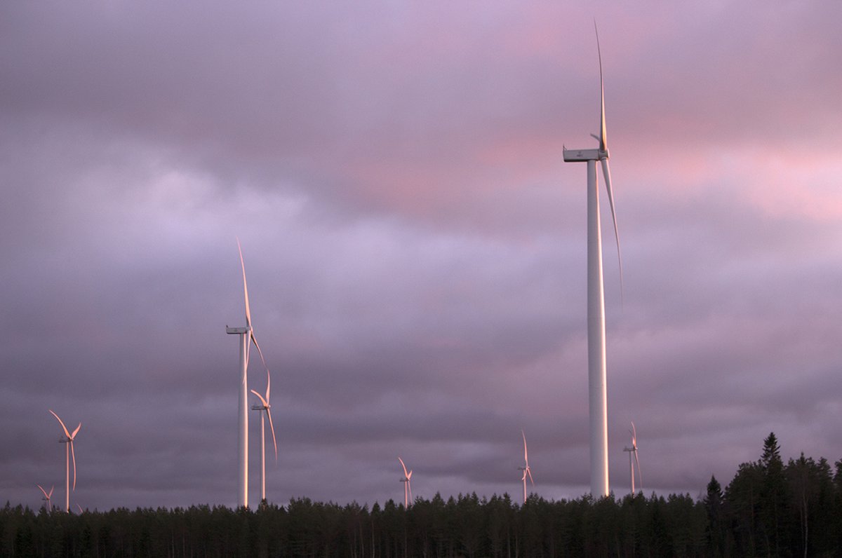 uusiutuvat_ry's tweet photo. Suomeen suunnitteilla oleva yli 18 000 MW, 3 400 tuulivoimalaa kattaisivat tuotannossa yli 71 % nykyisestä sähkönkulutuksesta. #Tuulivoima'lla voidaan siis vastata hyvin sähkönkulutuksen kasvuun, joka johtuu yhteiskunnan sähköistymisestä. https://t.co/5xQv8K4jRN https://t.co/8dHeJ0k2OL