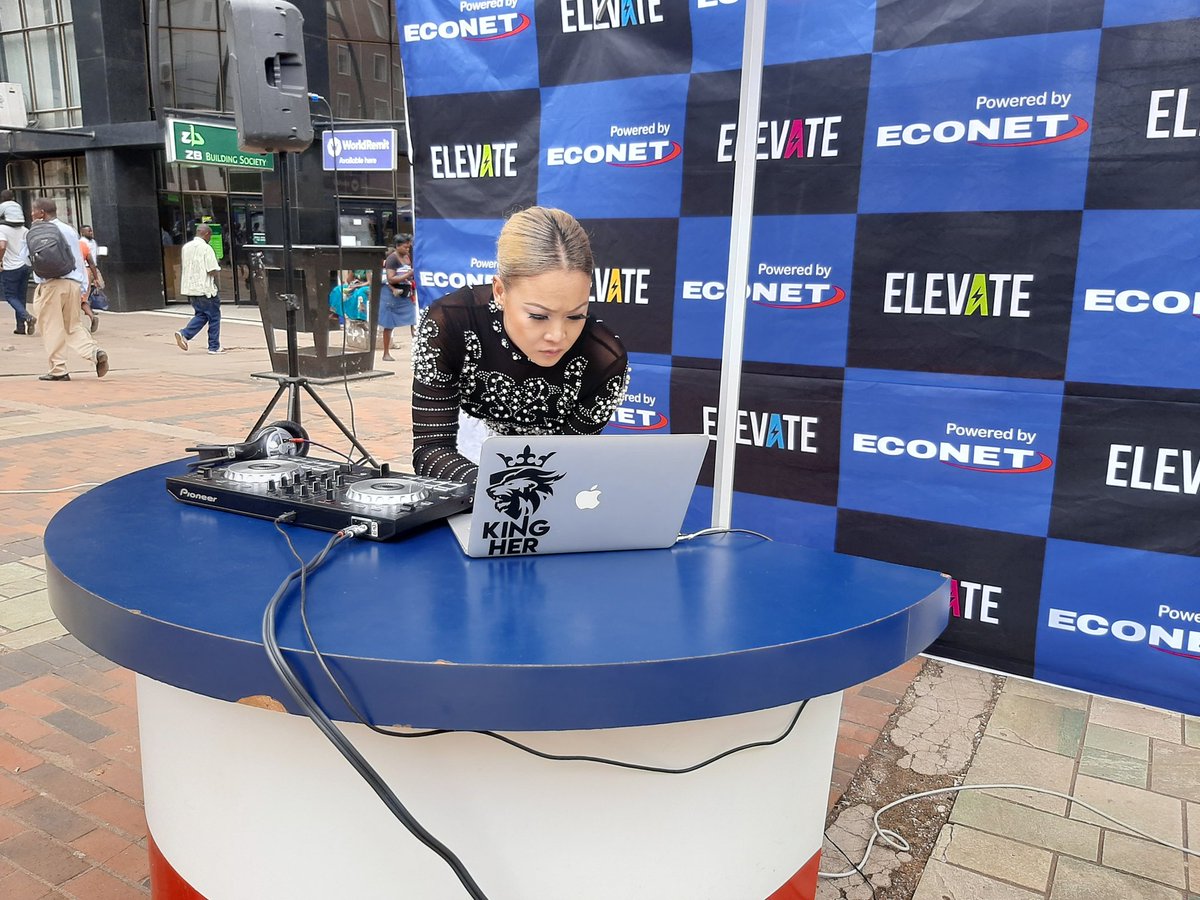 263Chat's tweet photo. It's going down now at @econetzimbabwe First street Branch (Harare) #YoPlayHunt https://t.co/W59CECRMq5