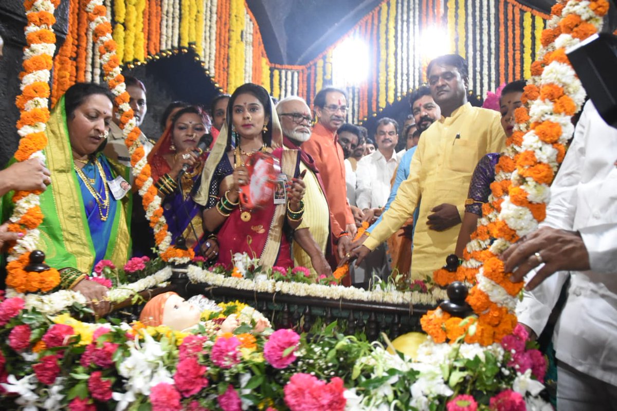ढोल-ताशांचा निनाद, भगव्या पताका, 'जय भवानी, जय शिवाजी', 'छत्रपती शिवाजी महाराज की जय'चा जयघोष अशा आनंदमयी वातावरणात शिवजन्मोत्सव किल्ले शिवनेरीवर उत्साहात साजरा झाला.#ChhatrapatiShivajiMaharaj #ShivajiJayanti