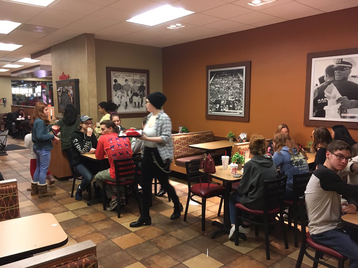 kcmatneyTHS's tweet photo. 17 Tallwood Young Life students hanging together with their leaders on President’s Day at our beloved CFA! #LionAmazing @TallwoodLions https://t.co/G97DXEEKIY