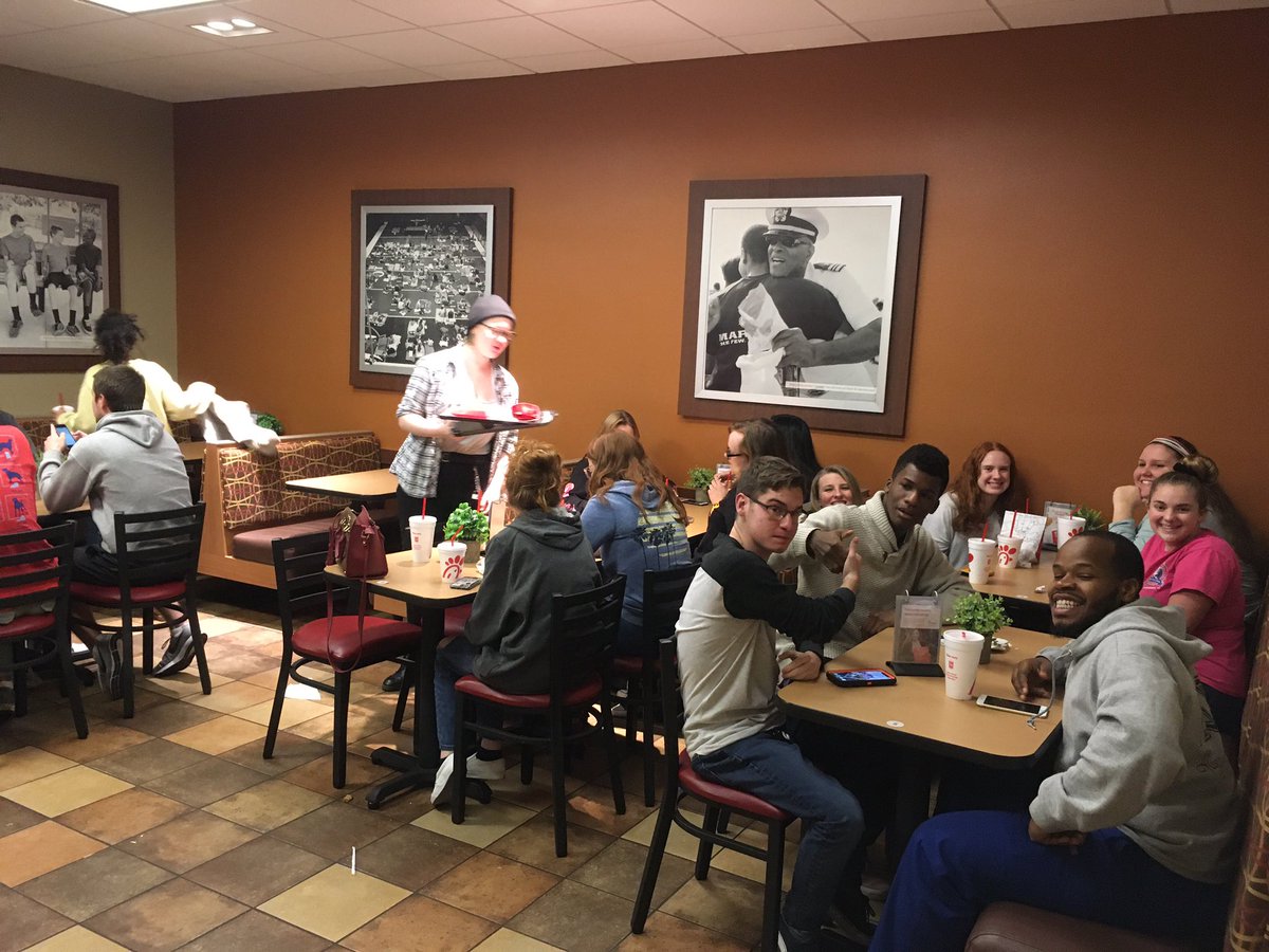 kcmatneyTHS's tweet photo. 17 Tallwood Young Life students hanging together with their leaders on President’s Day at our beloved CFA! #LionAmazing @TallwoodLions https://t.co/G97DXEEKIY